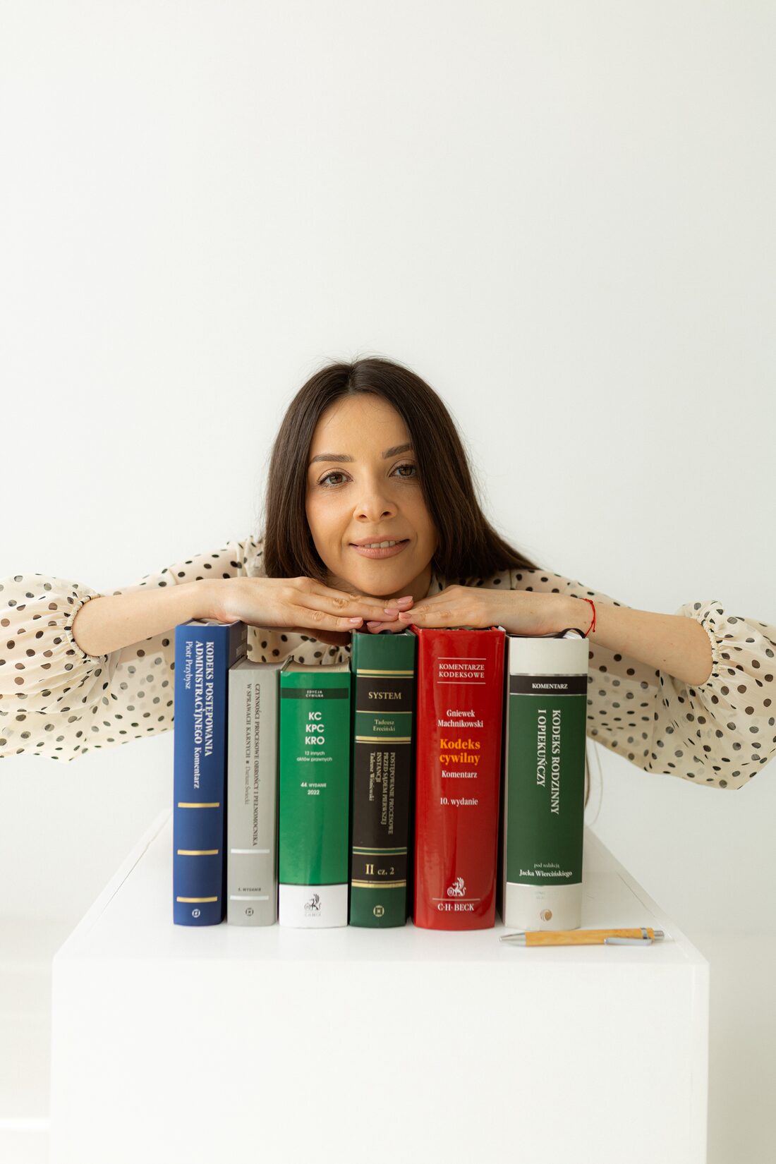 Adwokat Aneta Ostraszewska oparta o stos kodeksów i komentarzy prawnych
