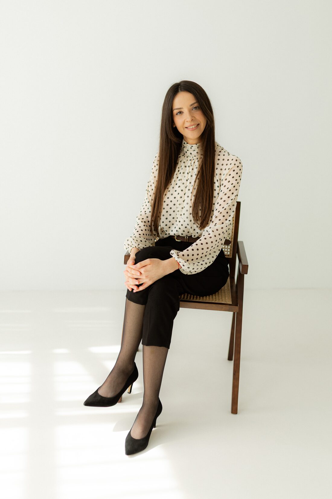 Adwokat Aneta Ostraszewska z Kodeksem rodzinnym i opiekuńczym w rękach