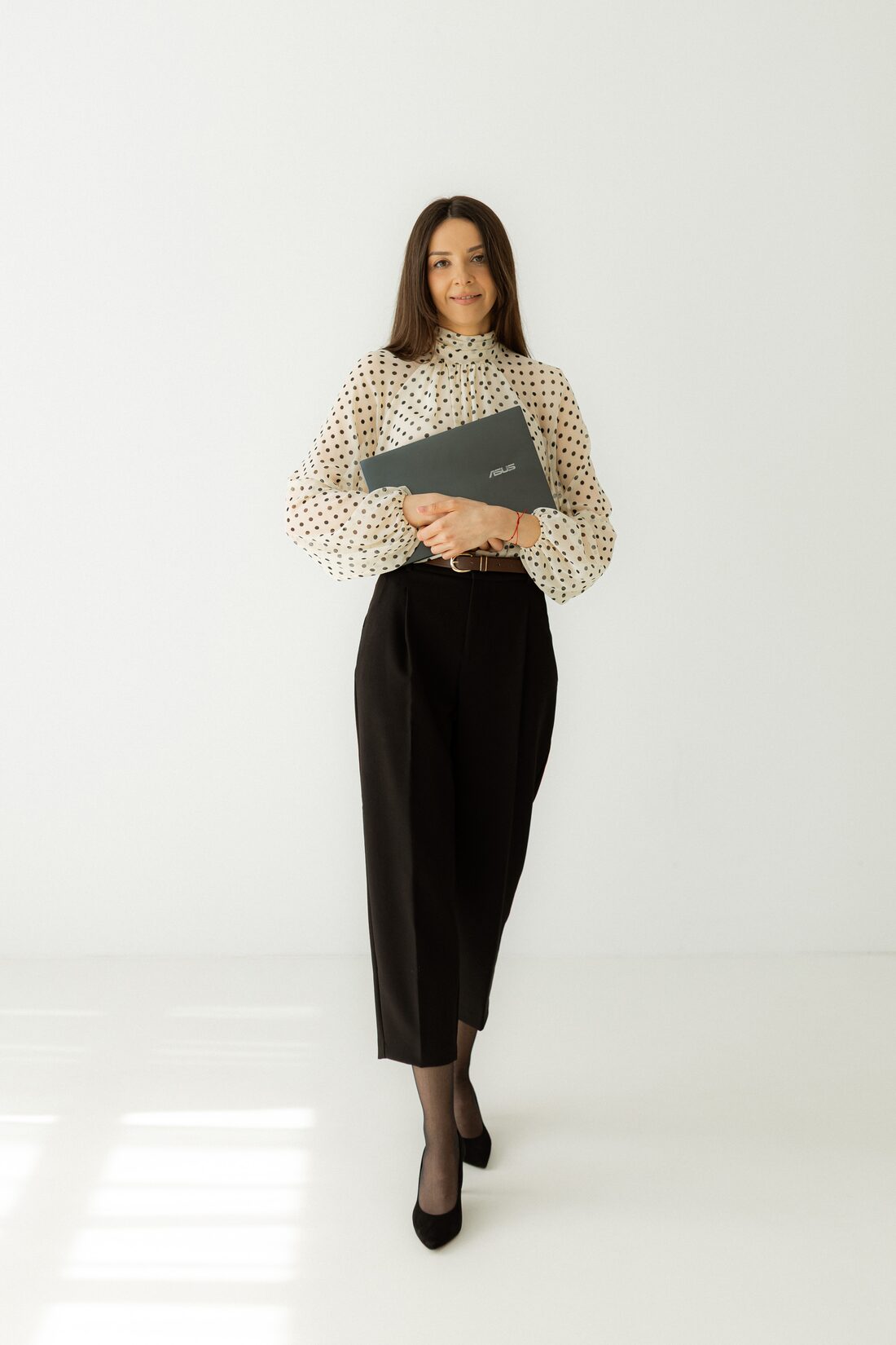 Adwokat Aneta Ostraszewska trzymająca laptop