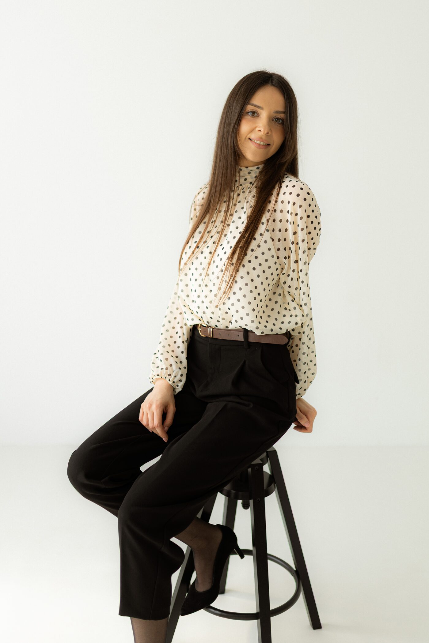 Adwokat Aneta Ostraszewska siedząca na hokerze