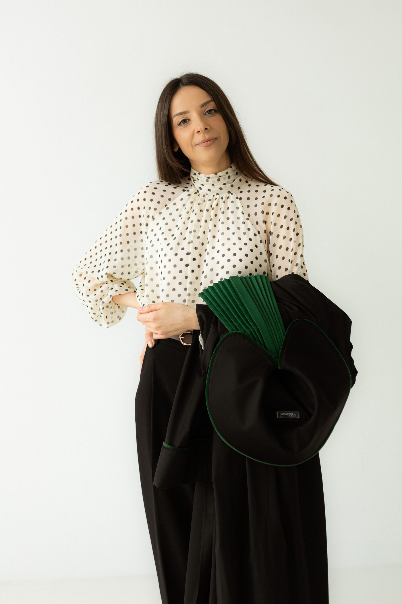 Adwokat Aneta Ostraszewska z togą i biretem adwokackim